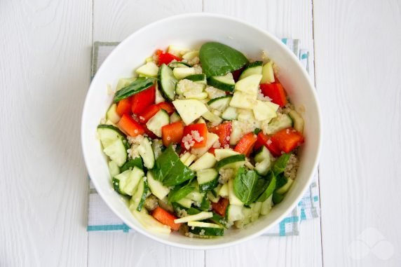 Salad with fresh vegetables and quinoa: photo of recipe preparation, step 3