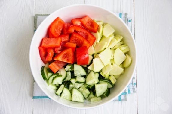 Salad with fresh vegetables and quinoa: photo of recipe preparation, step 2