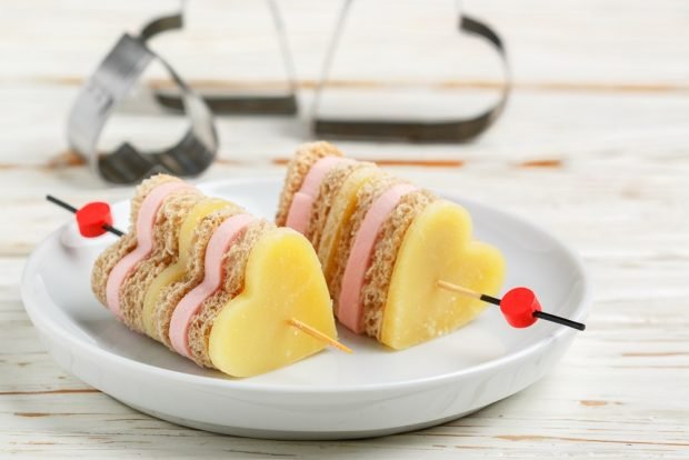 Simple sandwiches on skewers for a festive table