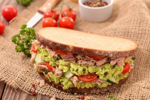 Tuna and vegetable sandwich 