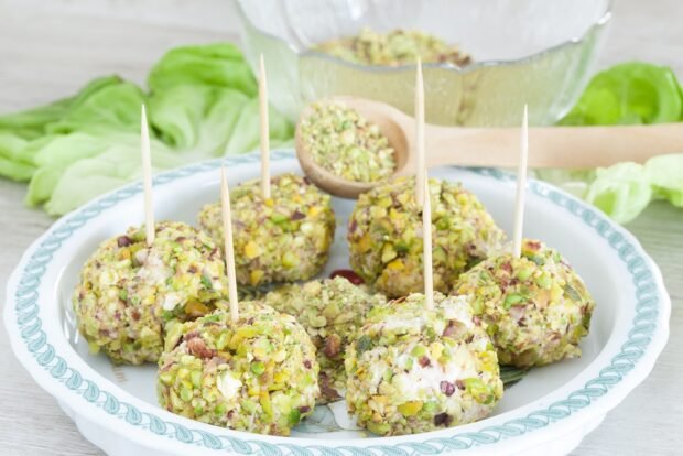 Cheese balls with pistachios and grapes