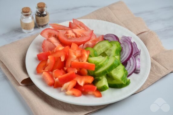 Greek salad with feta: photo of recipe preparation, step 2