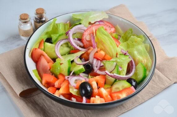 Greek salad with feta: photo of recipe preparation, step 5