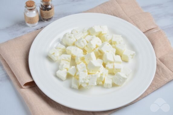 Greek salad with feta: photo of recipe preparation, step 3