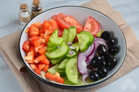 Greek salad with feta: photo of recipe preparation, step 4