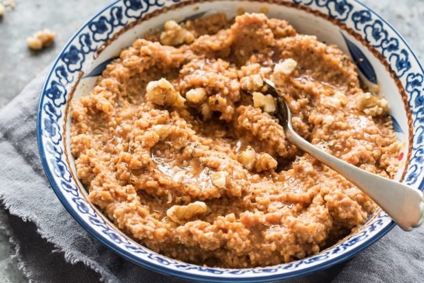 Muhammara with garlic and sesame