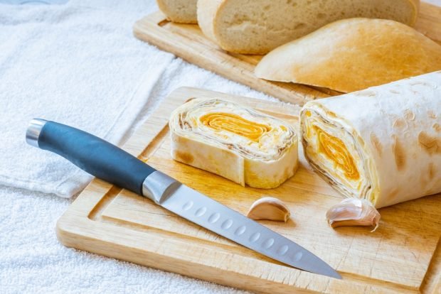 Pita bread roll with carrots and cream cheese 