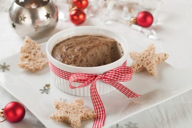 Pork liver pate with carrots and onions 