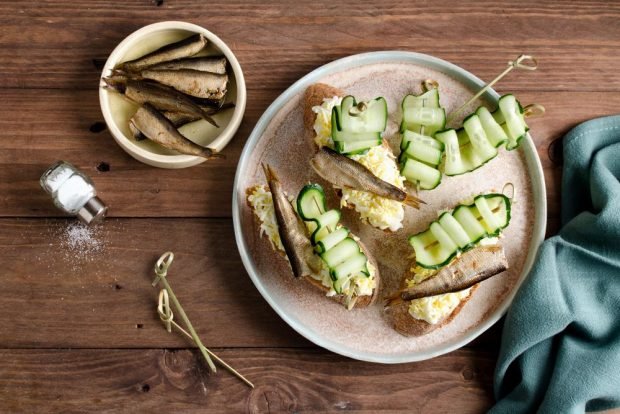 Sandwiches with sprats, cucumber and garlic