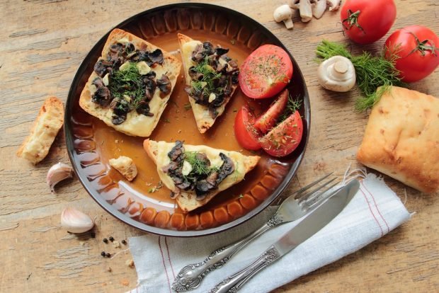 Sandwiches with champignons and cheese in the oven