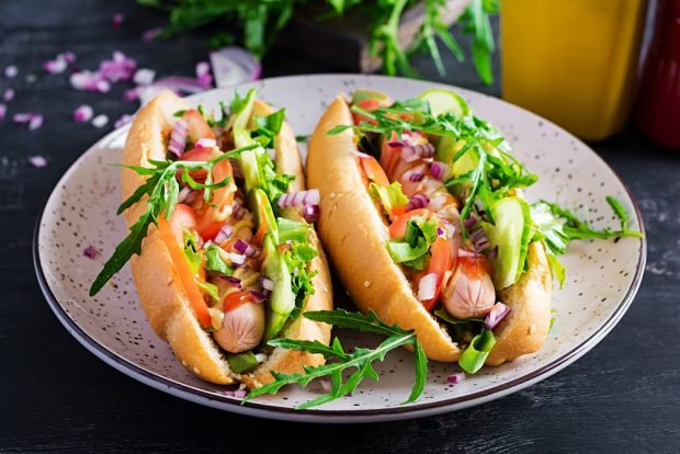 Hot dog with milk sausage, vegetables and arugula