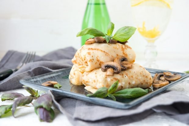 Julienne in pancakes with mushrooms and chicken