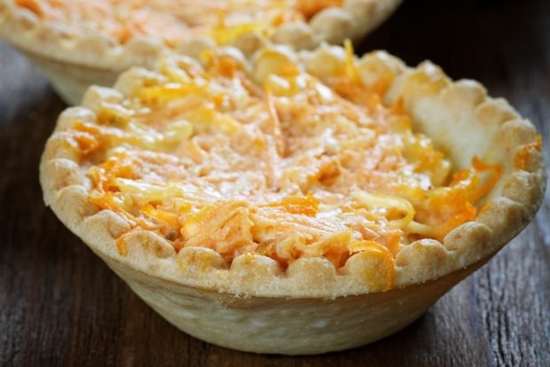 Tartlets with cheese and garlic