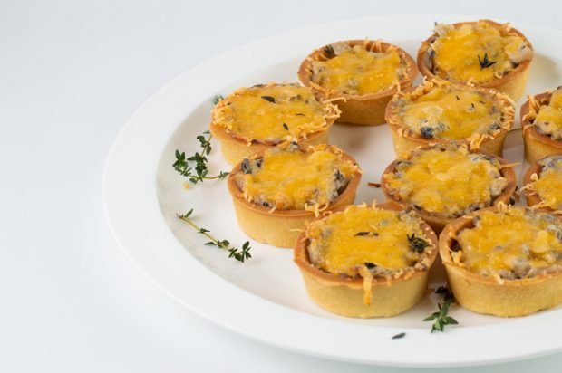 Tartlets with chicken and mushrooms