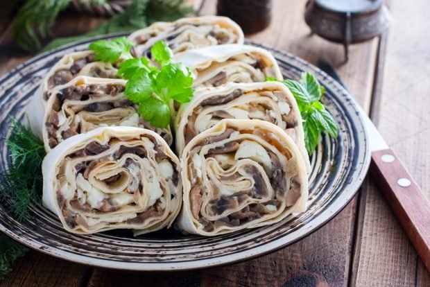 Pita bread roll with champignons 