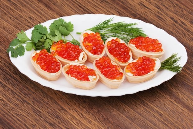 Sandwiches with red caviar in tartlets