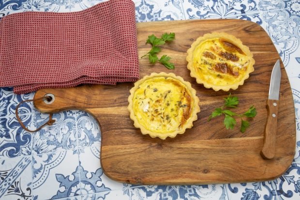 Tartlets with stuffing in the oven 