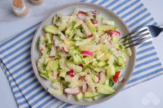 Salad with celery, apples and radishes: photo of recipe preparation, step 4