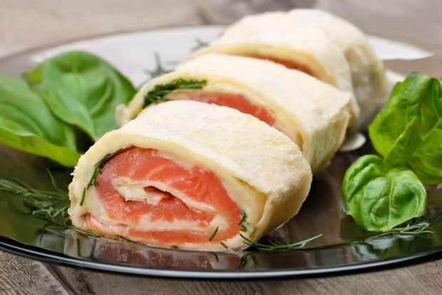 Pita bread roll with salmon 