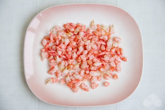 Salad with seafood, eggs and tomatoes: photo of recipe preparation, step 2