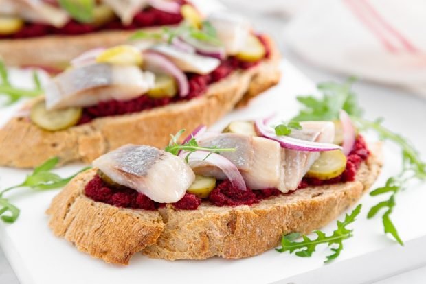 Sandwiches for the New Year with herring and beetroot