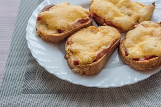 Sandwiches with cheese in the oven