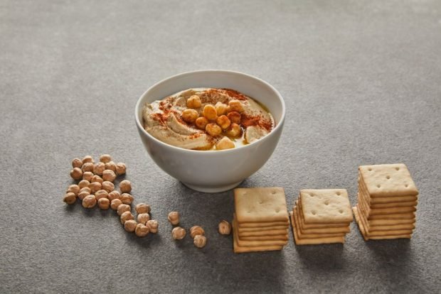 Chickpea hummus with peanuts 