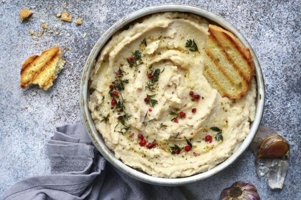 White bean hummus with baked garlic 