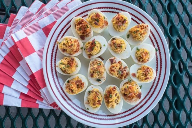 Stuffed eggs with bacon