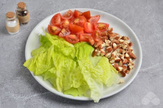 Salad with chicken, vegetables and nuts: photo of recipe preparation, step 3