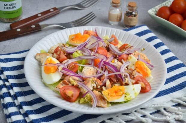 Salad with chicken, vegetables and nuts