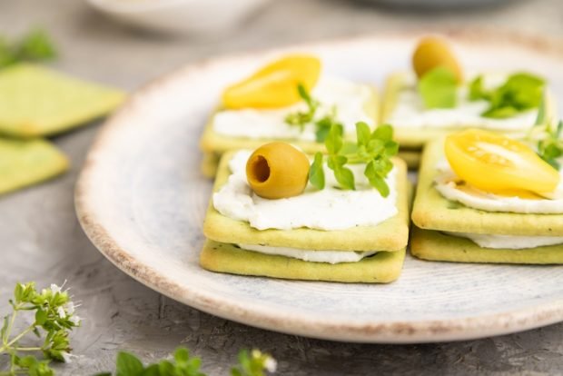 Simple cracker sandwiches for a festive table