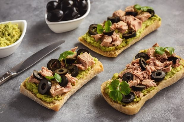 Bruschetta with avocado and tuna 