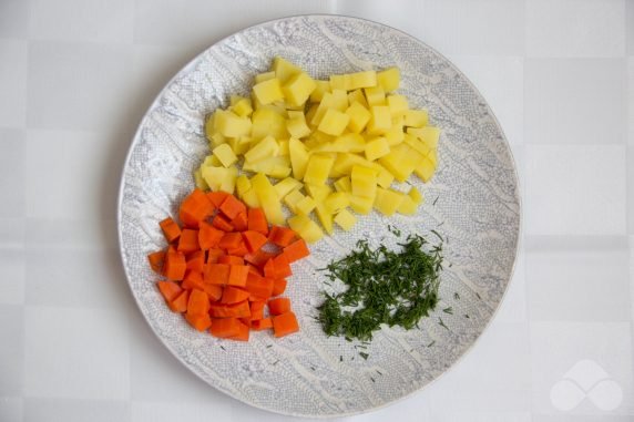 Salad of red fish, potatoes and carrots: photo of recipe preparation, step 2