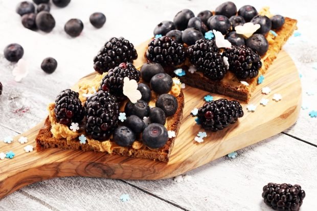 Sandwiches with nut paste and berries