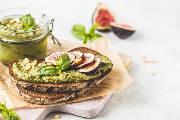 Sandwiches with pesto sauce and figs