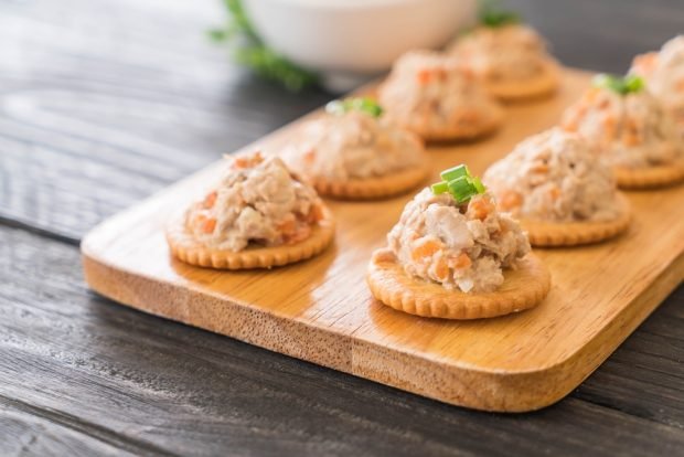 Tuna canapes on crackers – a simple and delicious recipe, how to cook step by step