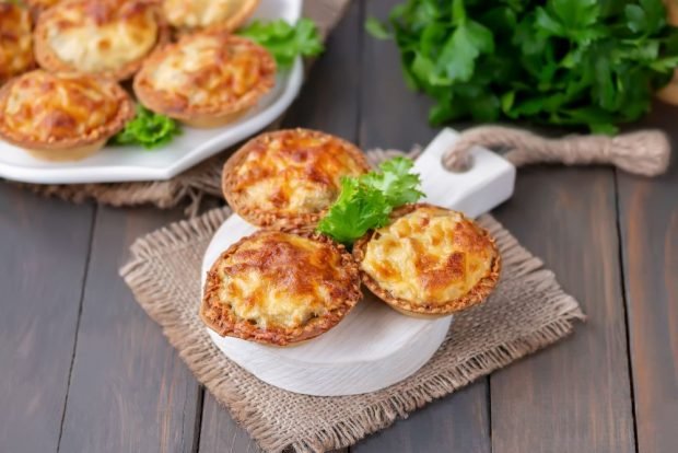 Julienne in tartlets with mushrooms, chicken and cream 