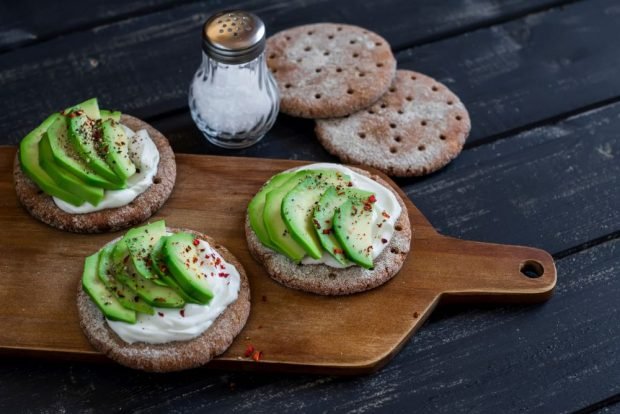 Canapes with avocado