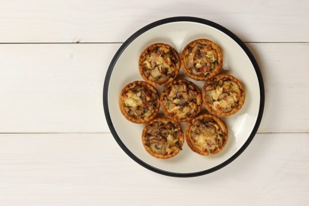 Julienne in tartlets with mushrooms and chicken