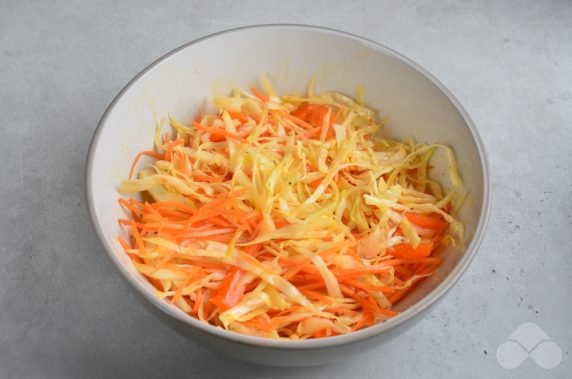 Cabbage salad with carrots and bell pepper: photo of recipe preparation, step 3