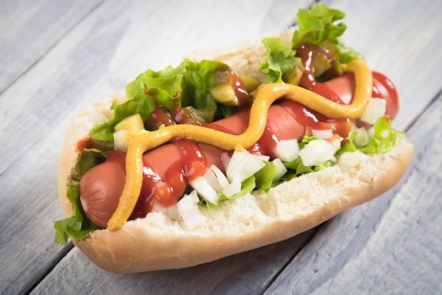 Quick hot dog with vegetables and herbs