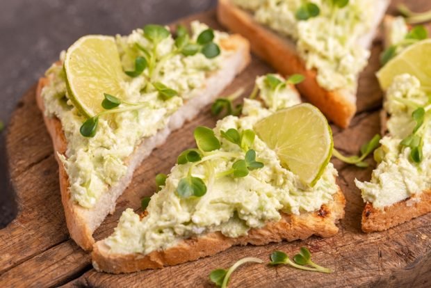 Sandwiches with guacamole and lime