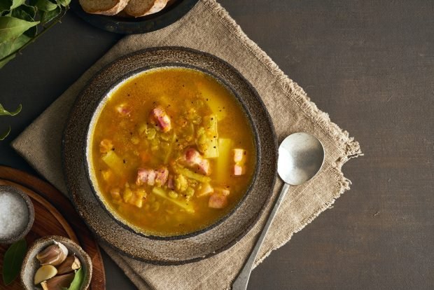 Pea soup with radish 