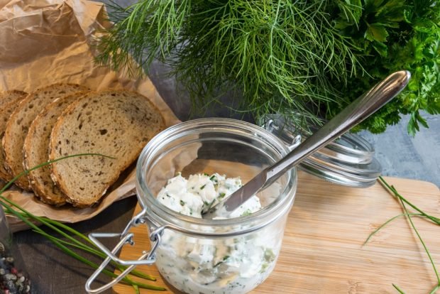 Spread of cottage cheese and herbs