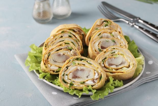 Pita bread roll with potatoes and herring