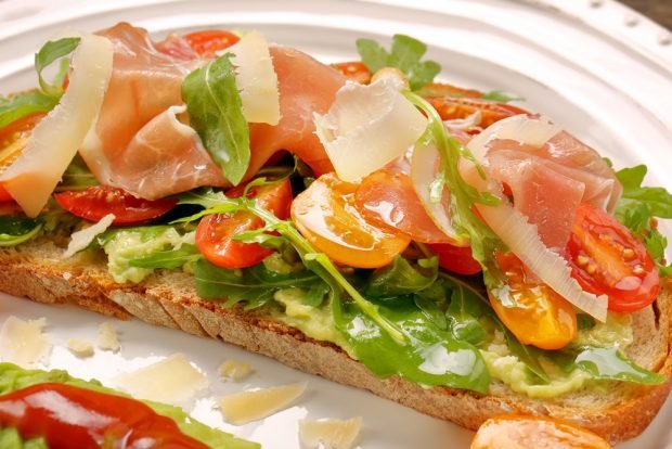 Avocado and jamon sandwich is a simple and delicious recipe, how to cook step by step