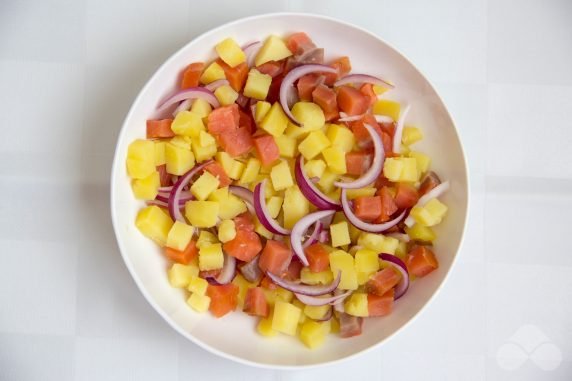 Hearty potato and red fish salad: photo of recipe preparation, step 3