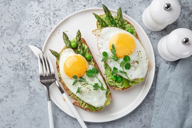 Asparagus and egg sandwiches 