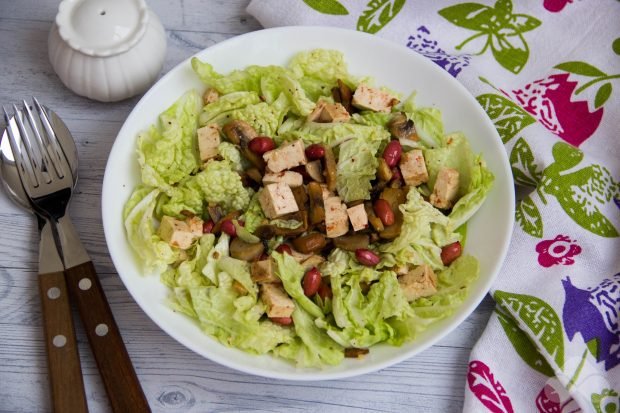 Salad with tofu, mushrooms and Peking cabbage